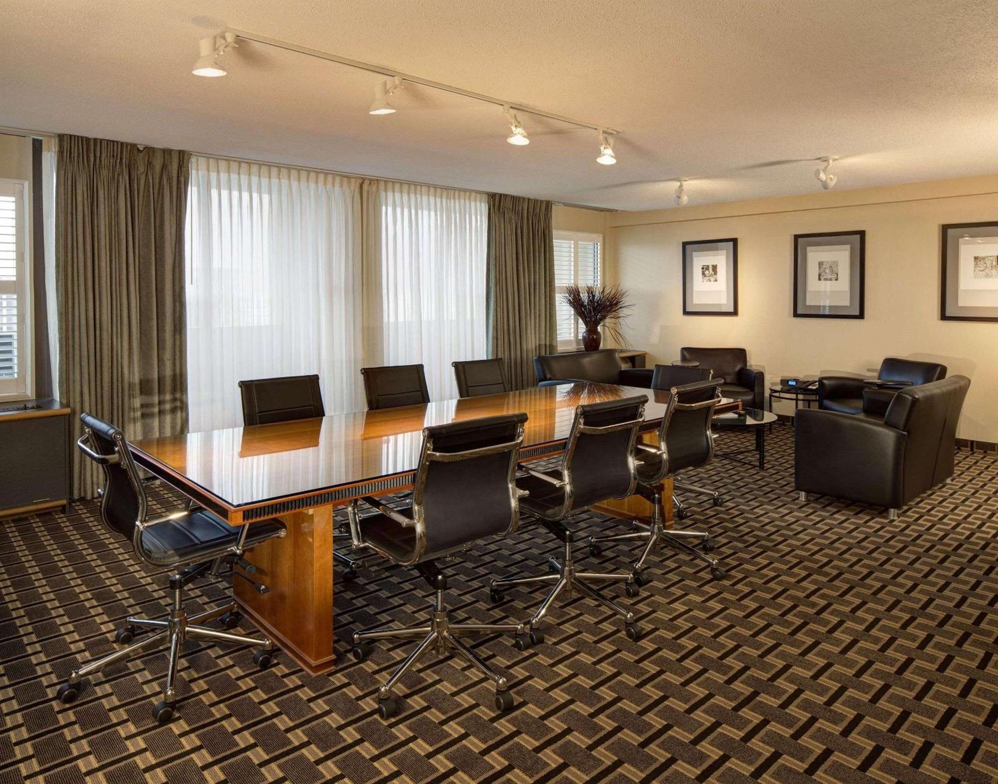 Radisson Hotel Milwaukee West Wauwatosa Business photo