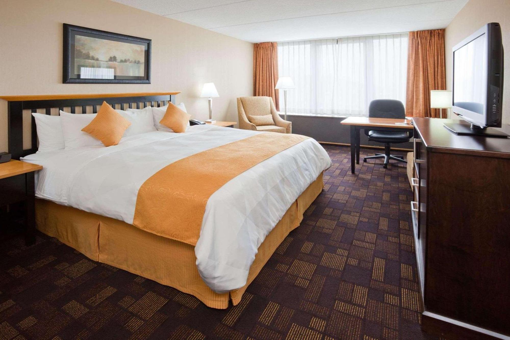 Radisson Hotel Milwaukee West Wauwatosa Exterior photo