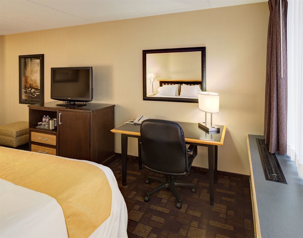 Radisson Hotel Milwaukee West Wauwatosa Exterior photo