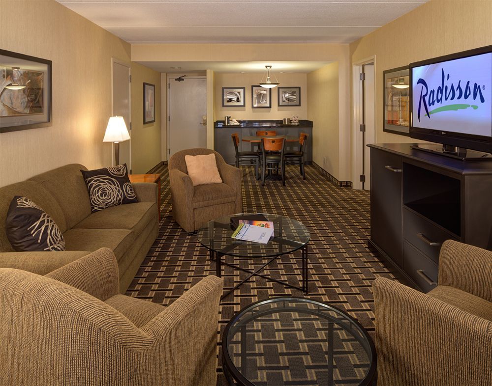 Radisson Hotel Milwaukee West Wauwatosa Exterior photo